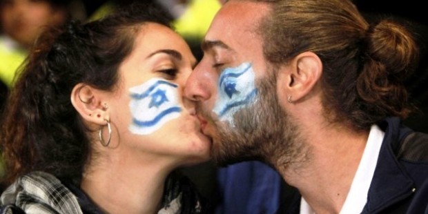Israeli flag kissing