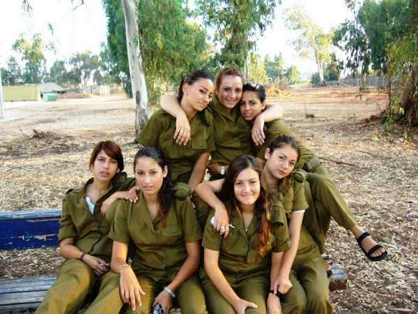 Israeli-soldier-girls-130.jpg