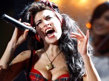 British singer Amy Winehouse performs at the Brit Awards at Earls Court in London February 20, 2008.     REUTERS/Alessia Pierdomenico  (BRITAIN)