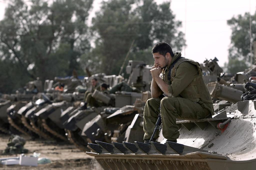 http://www.solveisraelsproblems.com/wp-content/uploads/2012/04/Israeli-soldier-32.jpg