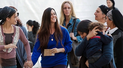 Alanis Morissette Performs in Tel Aviv, Visits Western Wall